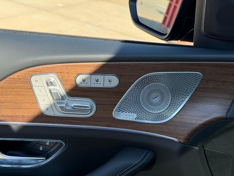 Mercedes-Benz GLS Vehicle Full-screen Gallery Image 12