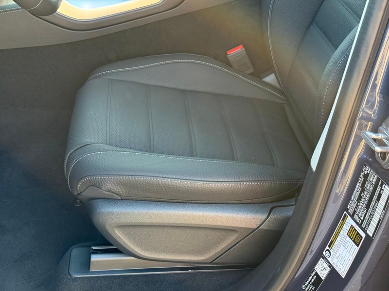 Mercedes-Benz GLS Vehicle Full-screen Gallery Image 13