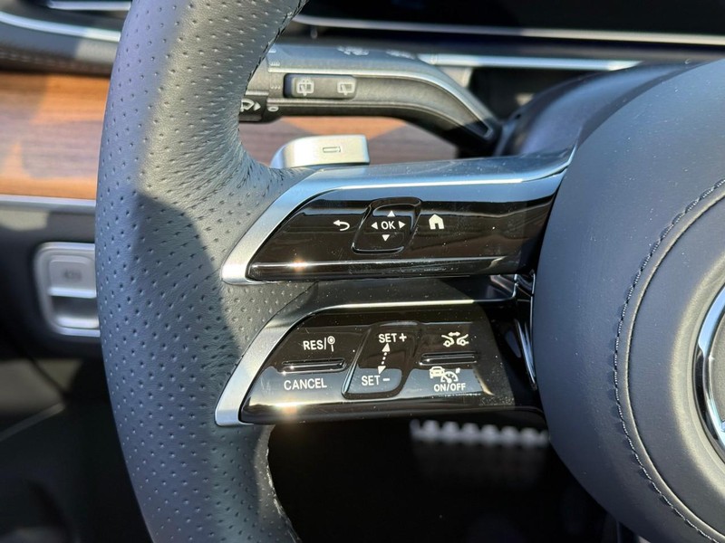 Mercedes-Benz GLS Vehicle Full-screen Gallery Image 14