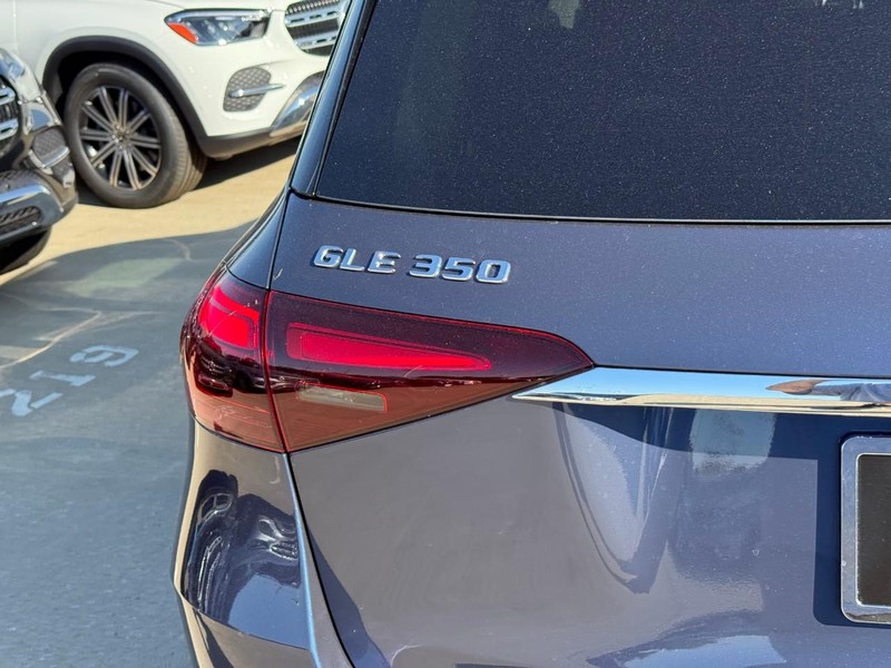 Mercedes-Benz GLE Vehicle Full-screen Gallery Image 4