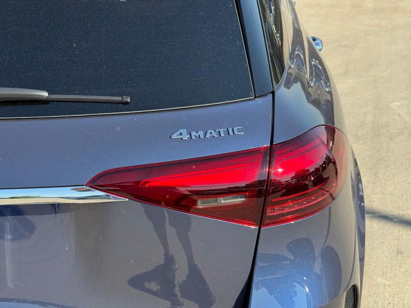 Mercedes-Benz GLE Vehicle Full-screen Gallery Image 5