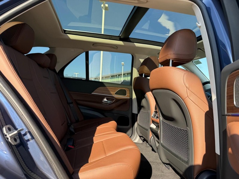 Mercedes-Benz GLE Vehicle Full-screen Gallery Image 6