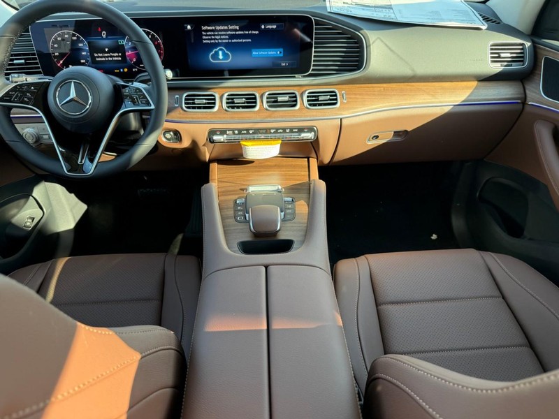 Mercedes-Benz GLE Vehicle Full-screen Gallery Image 7