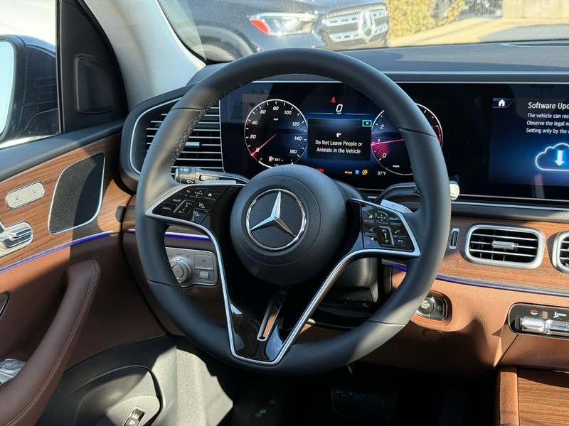 Mercedes-Benz GLE Vehicle Full-screen Gallery Image 8