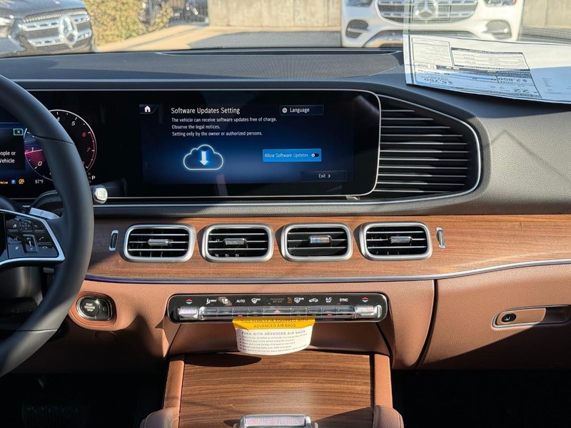 Mercedes-Benz GLE Vehicle Full-screen Gallery Image 9