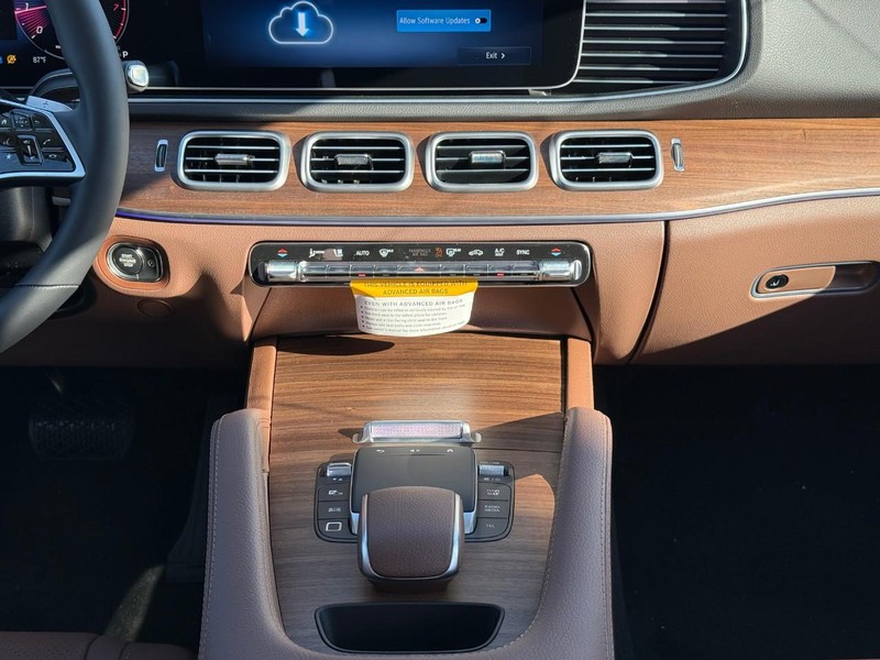 Mercedes-Benz GLE Vehicle Full-screen Gallery Image 10