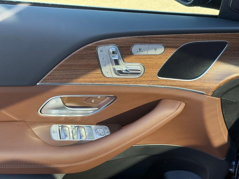 Mercedes-Benz GLE Vehicle Full-screen Gallery Image 11