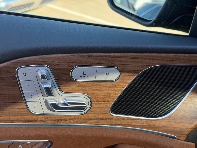 Mercedes-Benz GLE Vehicle Full-screen Gallery Image 12