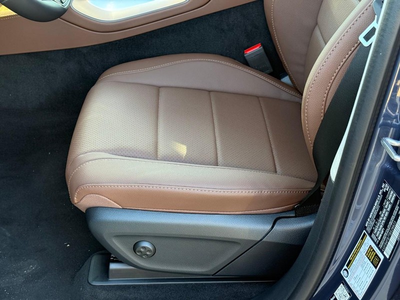 Mercedes-Benz GLE Vehicle Full-screen Gallery Image 13