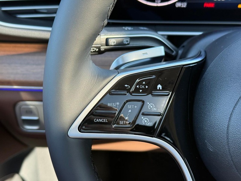 Mercedes-Benz GLE Vehicle Full-screen Gallery Image 14