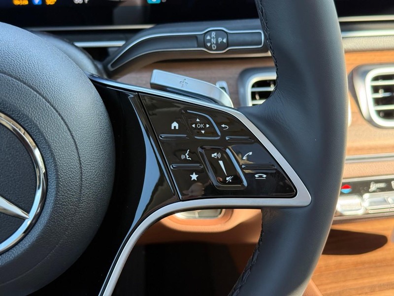 Mercedes-Benz GLE Vehicle Full-screen Gallery Image 15