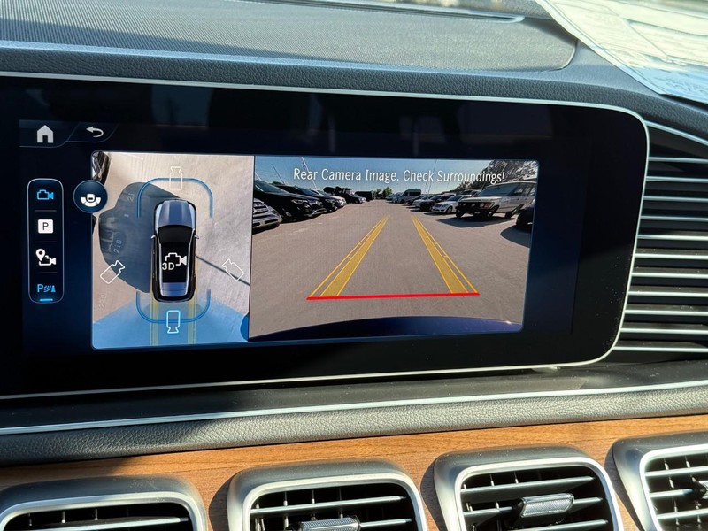 Mercedes-Benz GLE Vehicle Full-screen Gallery Image 16