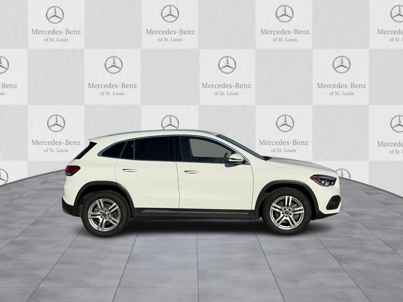 Mercedes-Benz GLA Vehicle Full-screen Gallery Image 2