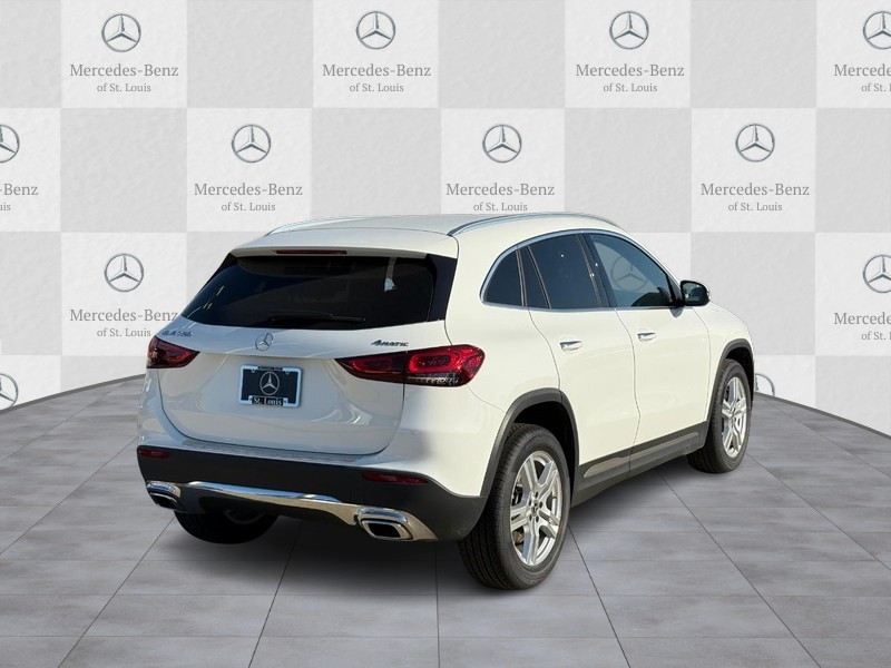 Mercedes-Benz GLA Vehicle Full-screen Gallery Image 3