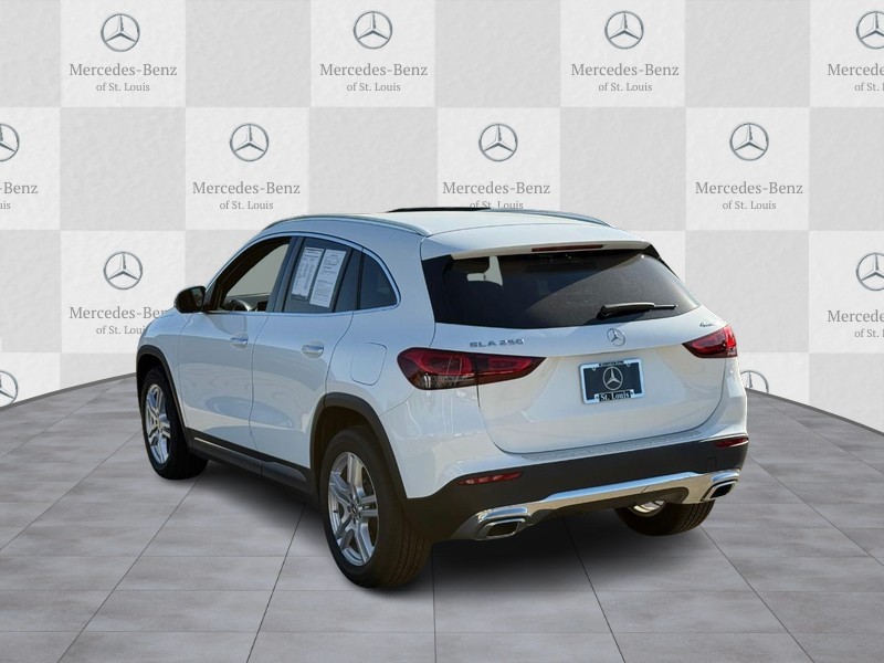 Mercedes-Benz GLA Vehicle Full-screen Gallery Image 4