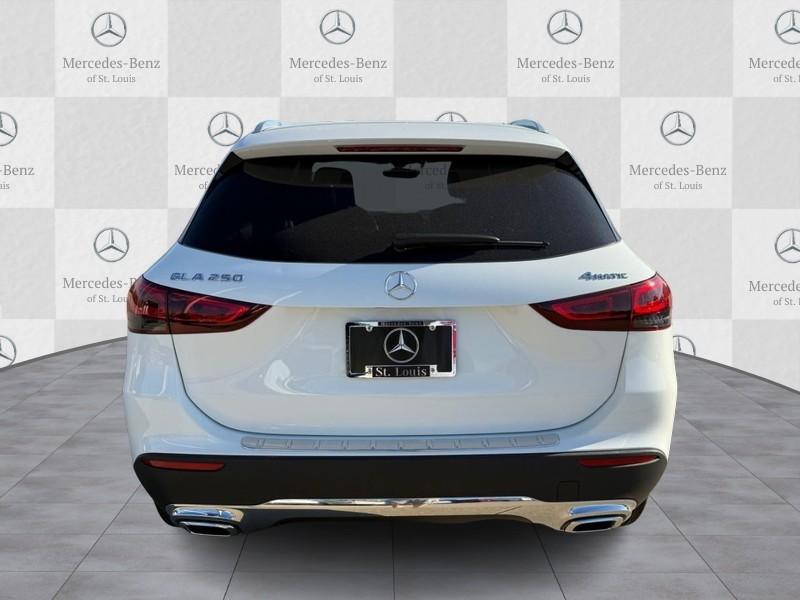 Mercedes-Benz GLA Vehicle Full-screen Gallery Image 6