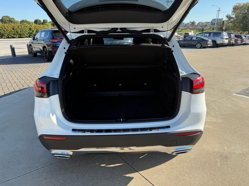 Mercedes-Benz GLA Vehicle Full-screen Gallery Image 8