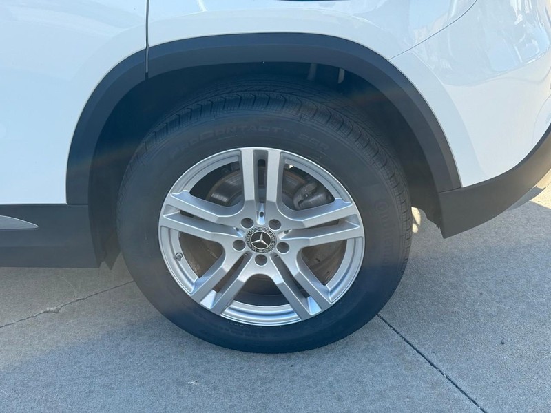 Mercedes-Benz GLA Vehicle Full-screen Gallery Image 9