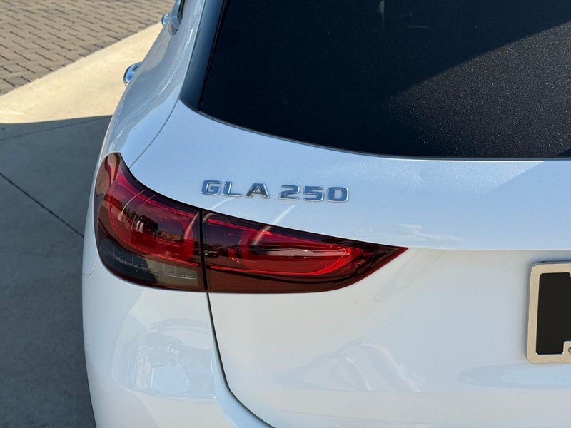 Mercedes-Benz GLA Vehicle Full-screen Gallery Image 10