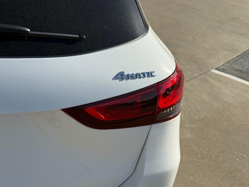 Mercedes-Benz GLA Vehicle Full-screen Gallery Image 11