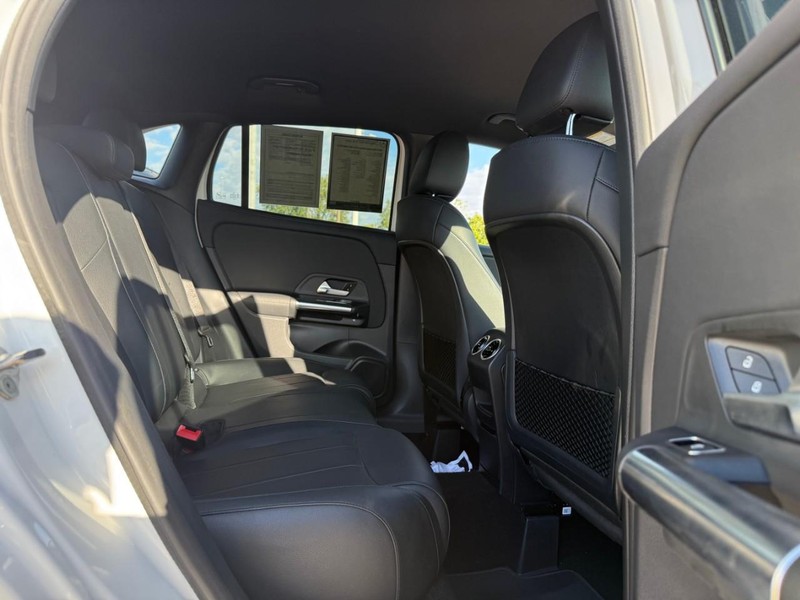 Mercedes-Benz GLA Vehicle Full-screen Gallery Image 12