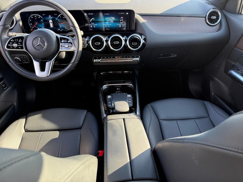 Mercedes-Benz GLA Vehicle Full-screen Gallery Image 13