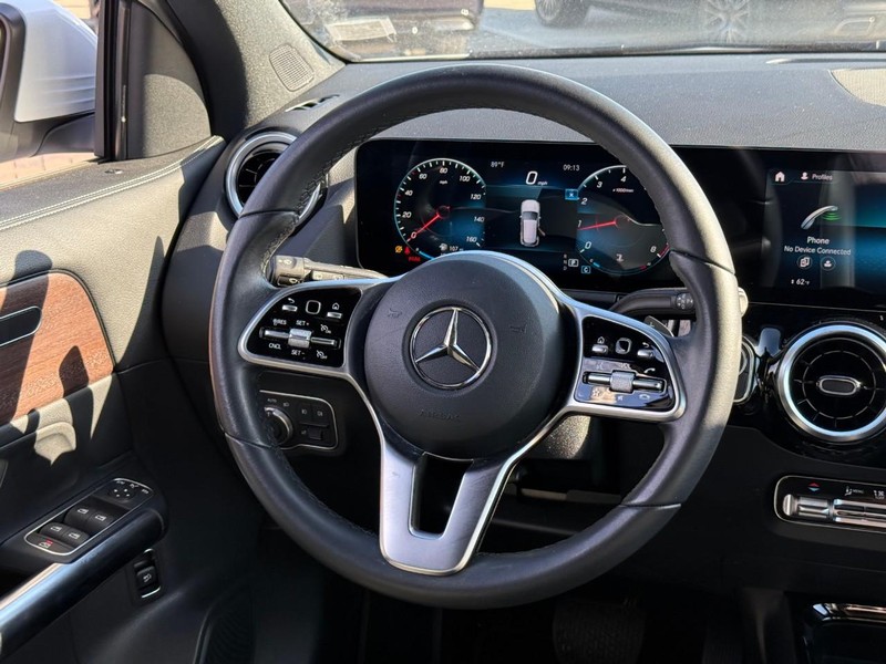 Mercedes-Benz GLA Vehicle Full-screen Gallery Image 14