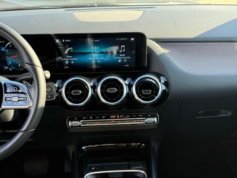 Mercedes-Benz GLA Vehicle Full-screen Gallery Image 15
