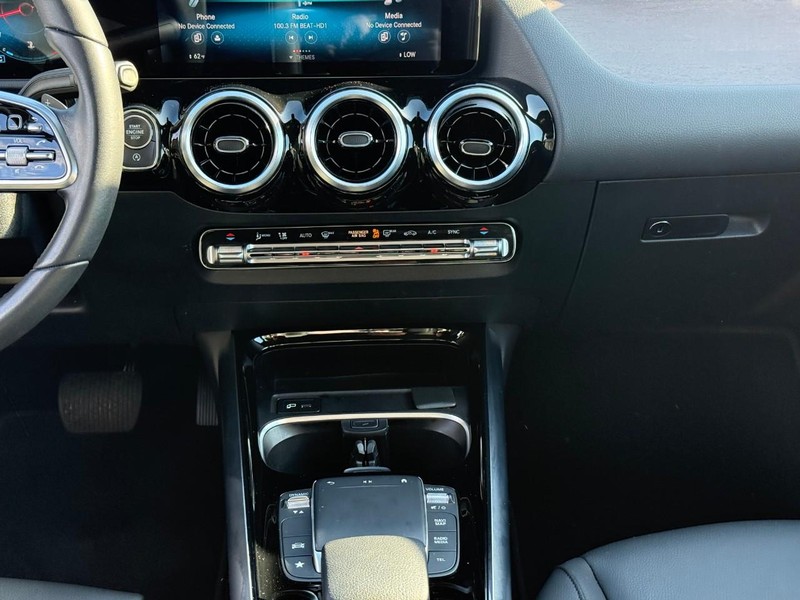 Mercedes-Benz GLA Vehicle Full-screen Gallery Image 16