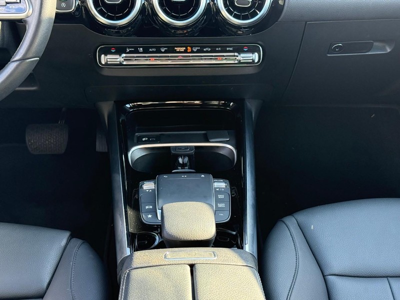 Mercedes-Benz GLA Vehicle Full-screen Gallery Image 17