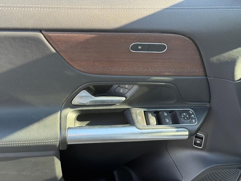 Mercedes-Benz GLA Vehicle Full-screen Gallery Image 18