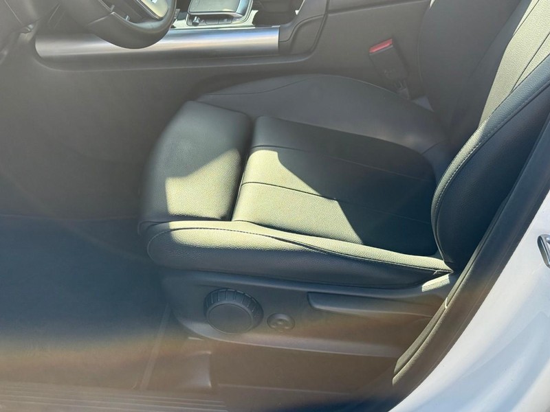 Mercedes-Benz GLA Vehicle Full-screen Gallery Image 19