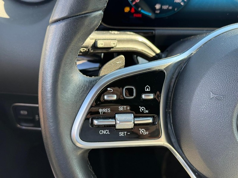 Mercedes-Benz GLA Vehicle Full-screen Gallery Image 20