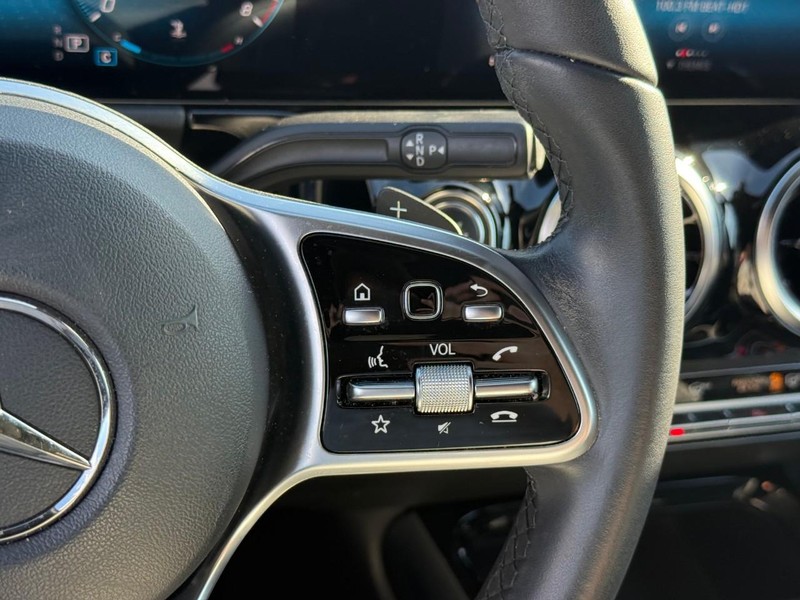 Mercedes-Benz GLA Vehicle Full-screen Gallery Image 21