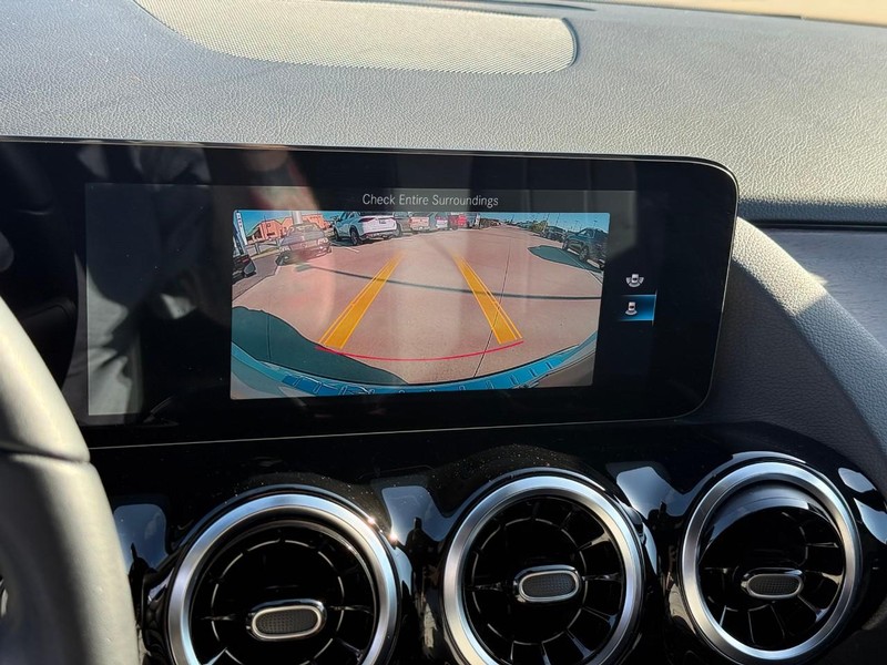 Mercedes-Benz GLA Vehicle Full-screen Gallery Image 22