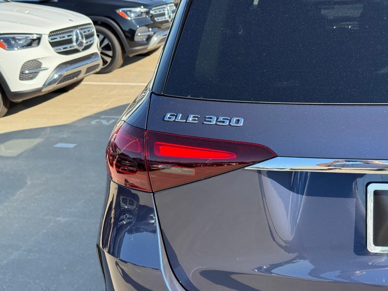 Mercedes-Benz GLE Vehicle Full-screen Gallery Image 4