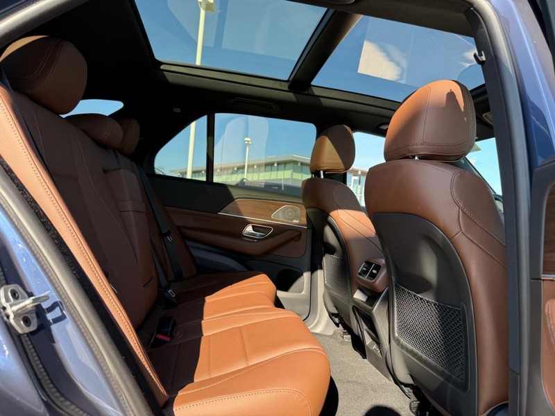 Mercedes-Benz GLE Vehicle Full-screen Gallery Image 6