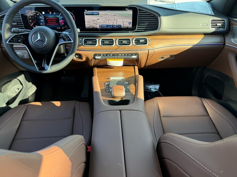 Mercedes-Benz GLE Vehicle Full-screen Gallery Image 7