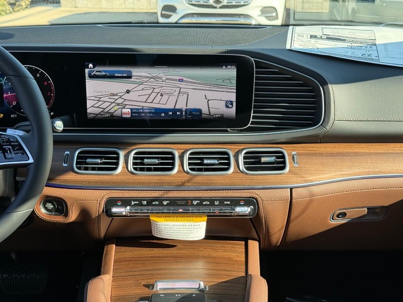 Mercedes-Benz GLE Vehicle Full-screen Gallery Image 9