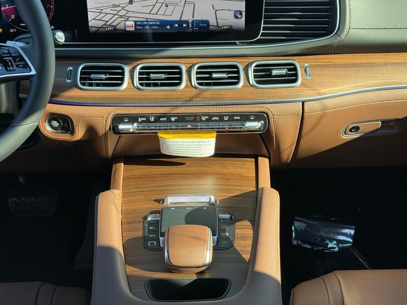 Mercedes-Benz GLE Vehicle Full-screen Gallery Image 10