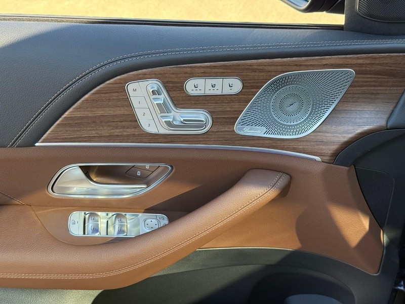 Mercedes-Benz GLE Vehicle Full-screen Gallery Image 11