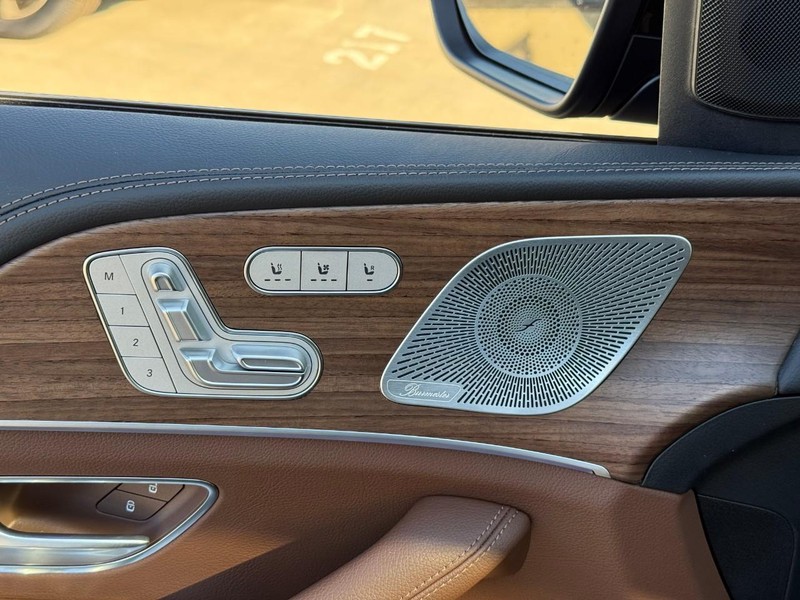 Mercedes-Benz GLE Vehicle Full-screen Gallery Image 12