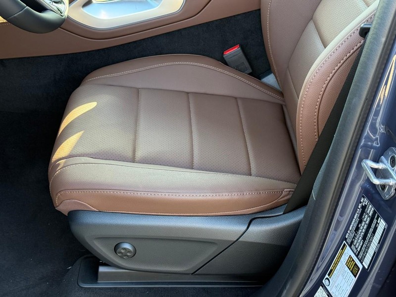 Mercedes-Benz GLE Vehicle Full-screen Gallery Image 13