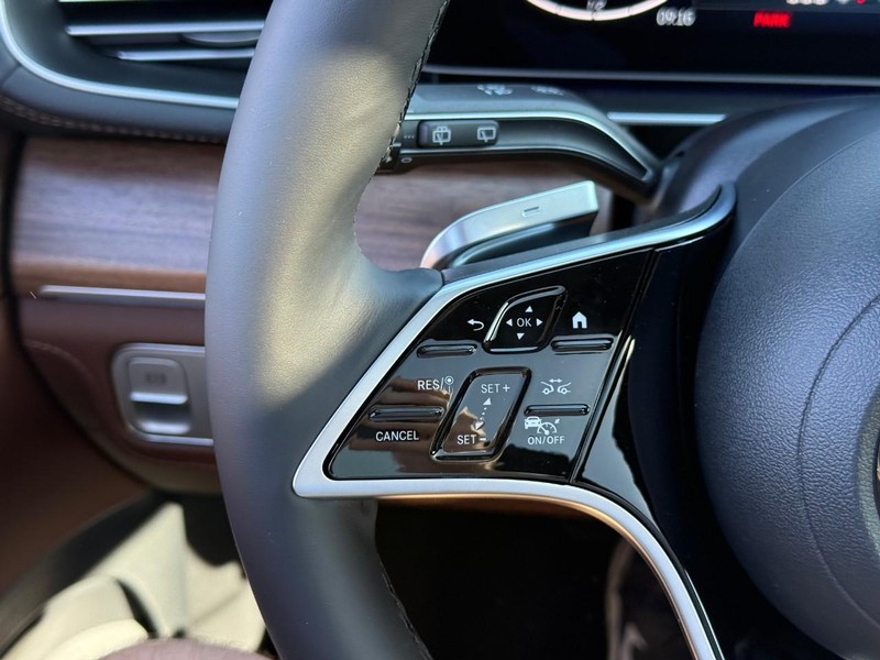 Mercedes-Benz GLE Vehicle Full-screen Gallery Image 14