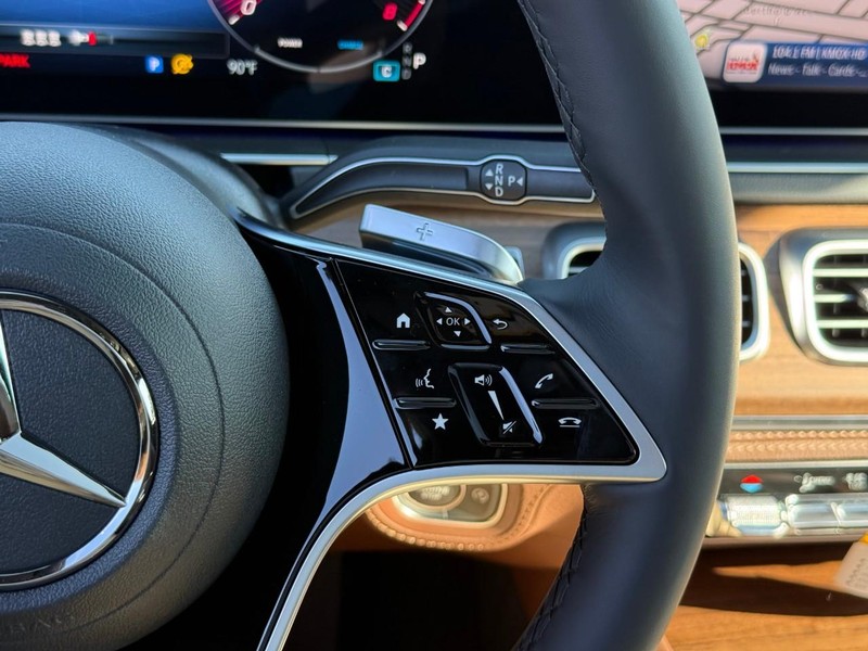 Mercedes-Benz GLE Vehicle Full-screen Gallery Image 15