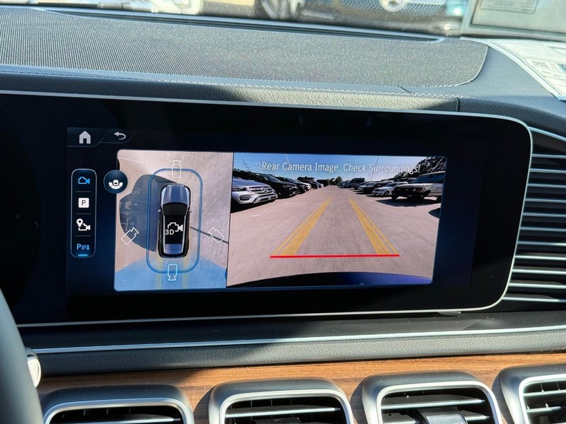 Mercedes-Benz GLE Vehicle Full-screen Gallery Image 16