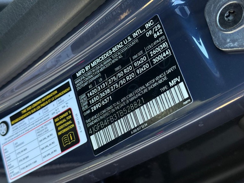 Mercedes-Benz GLE Vehicle Full-screen Gallery Image 17