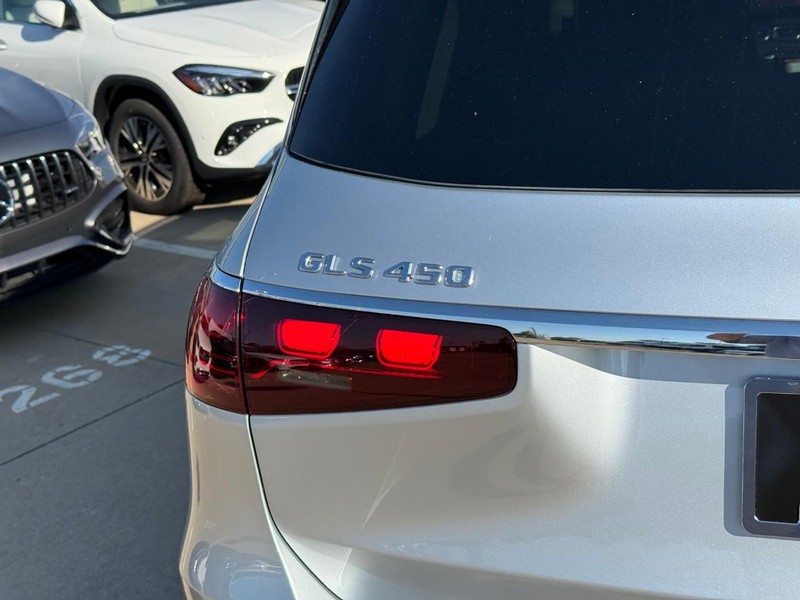 Mercedes-Benz GLS Vehicle Full-screen Gallery Image 4