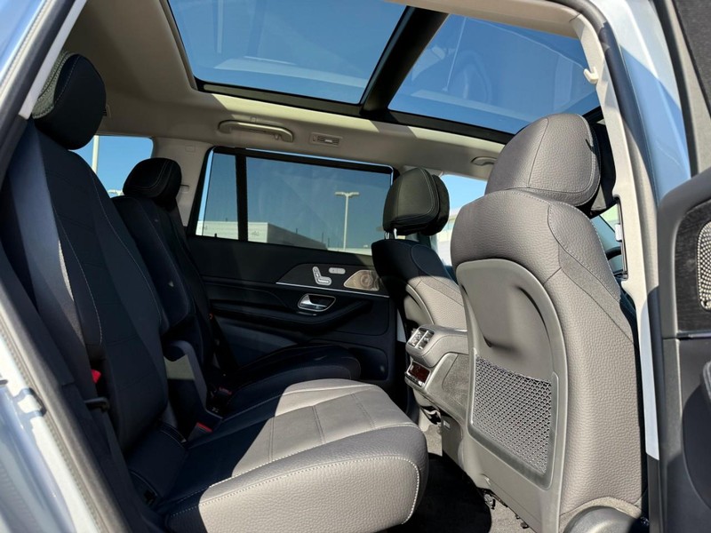 Mercedes-Benz GLS Vehicle Full-screen Gallery Image 6