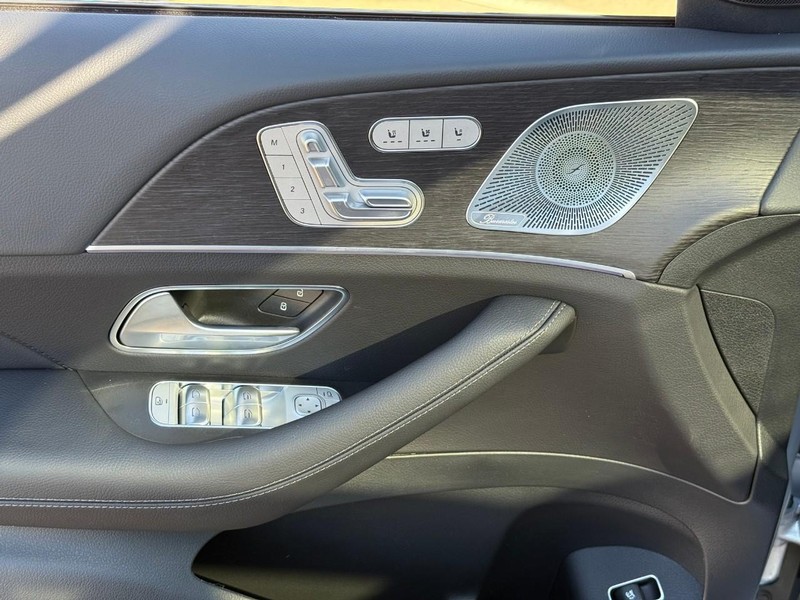 Mercedes-Benz GLS Vehicle Full-screen Gallery Image 11